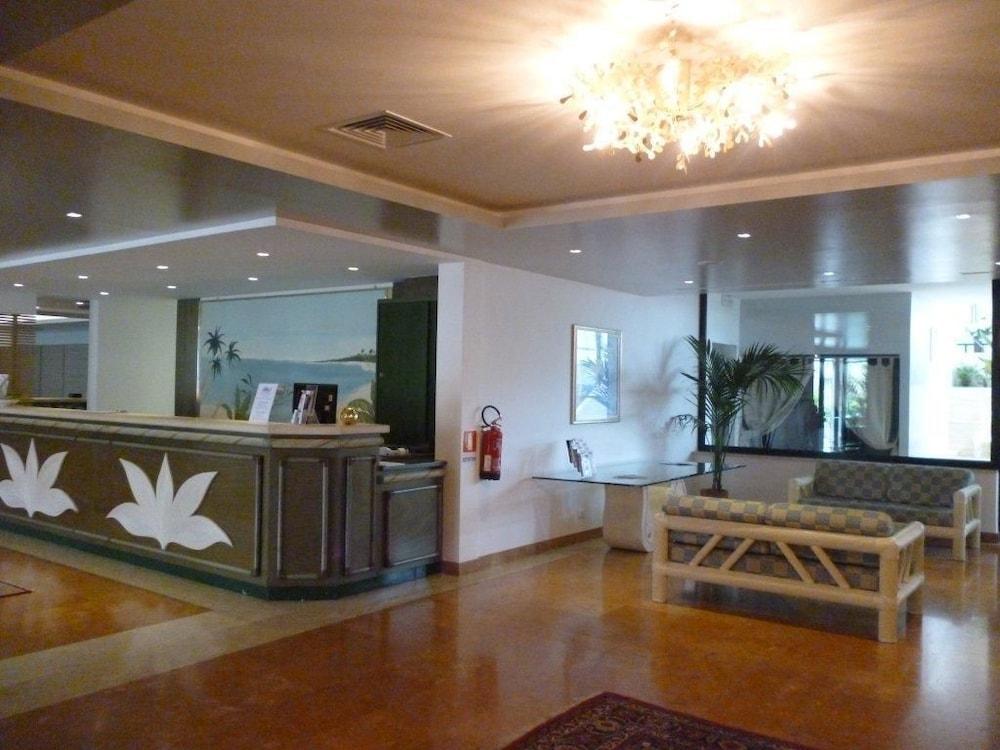 乌诺码头酒店 利尼亚诺萨比亚多罗 外观 照片